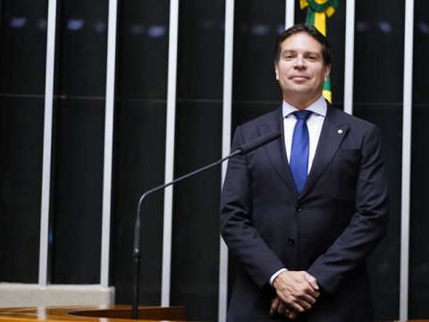 Condenado, foragido e sem salário