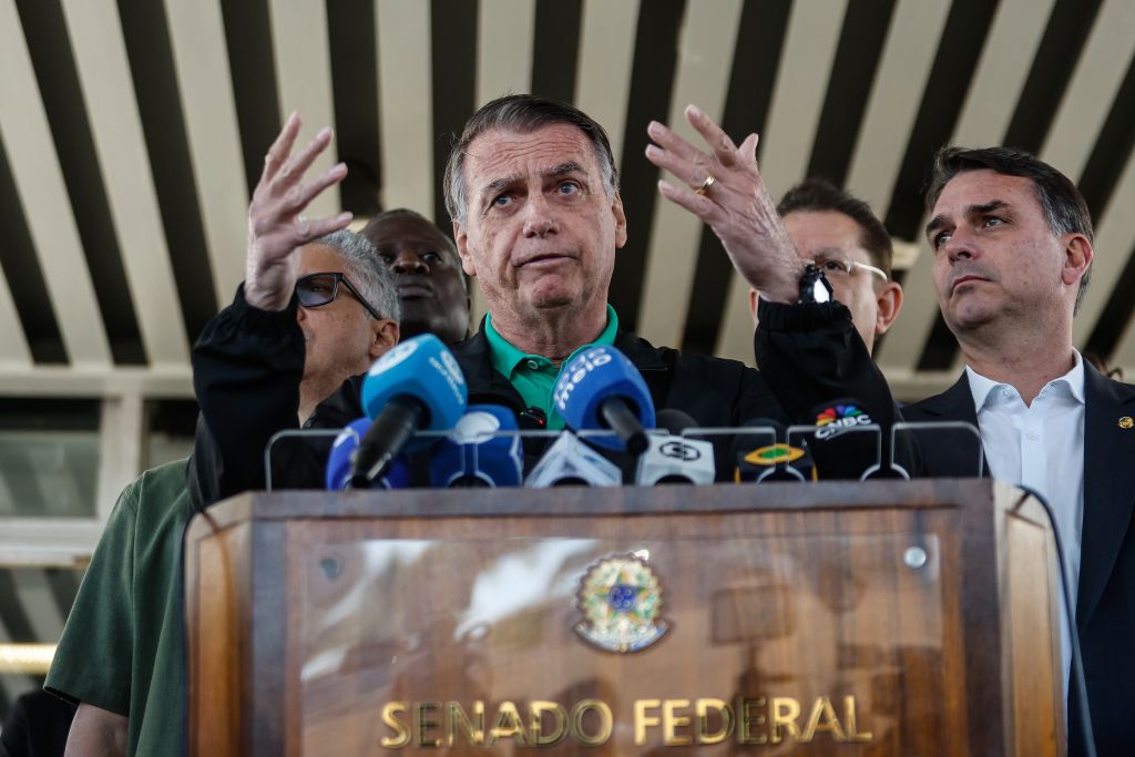 Bolsonaro de tornozeleira