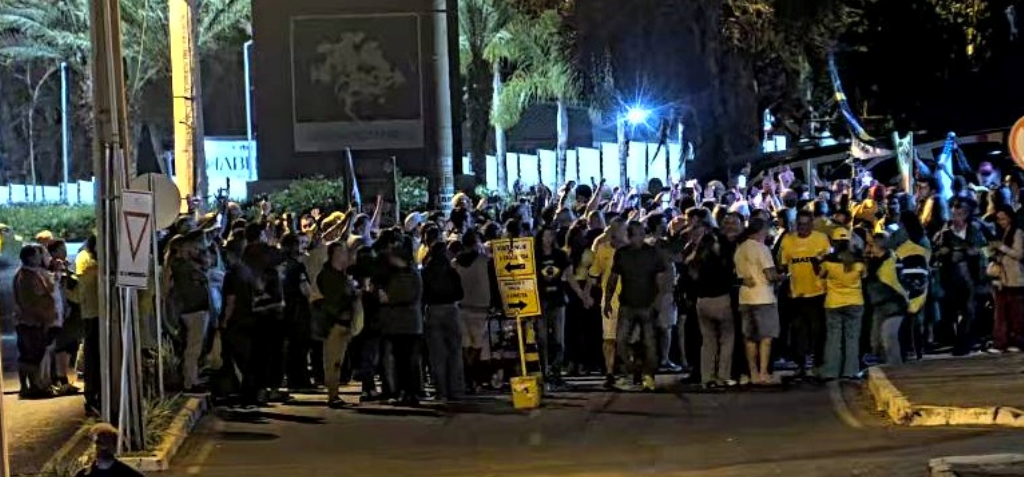 Mobilização em frente ao condomínio em que Jair Bolsonaro cumpre prisão domiciliar