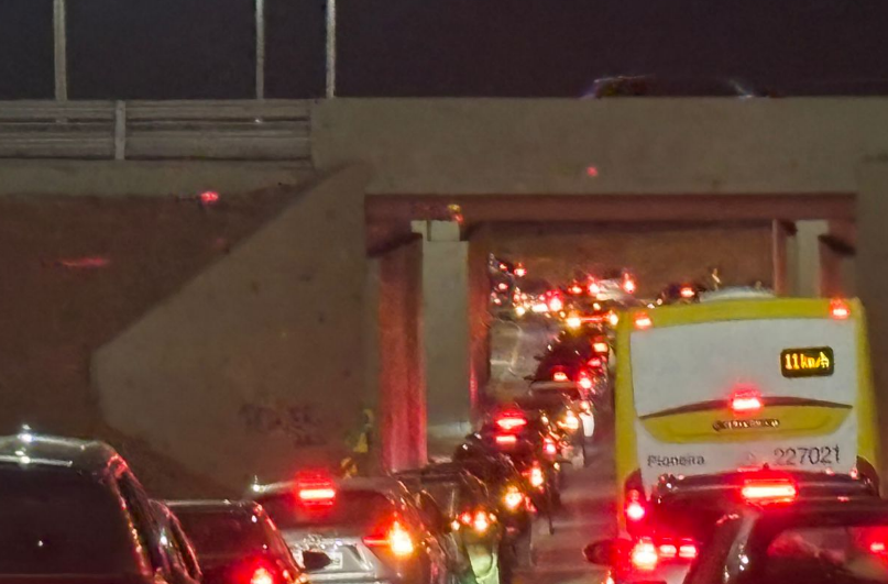 Trânsito parado por carreata contra prisão de Bolsonaro