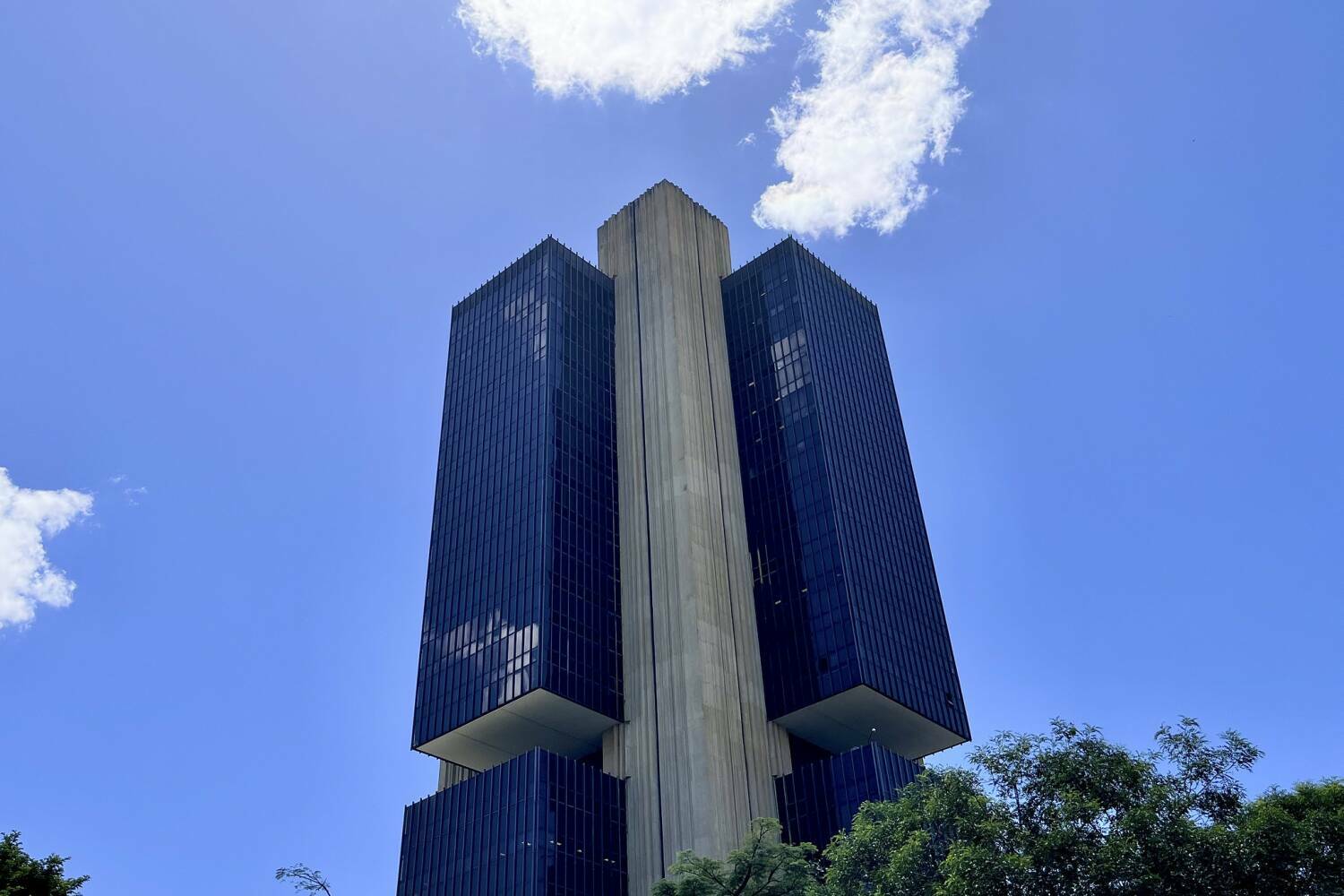 Novo ataque ao sistema financeiro