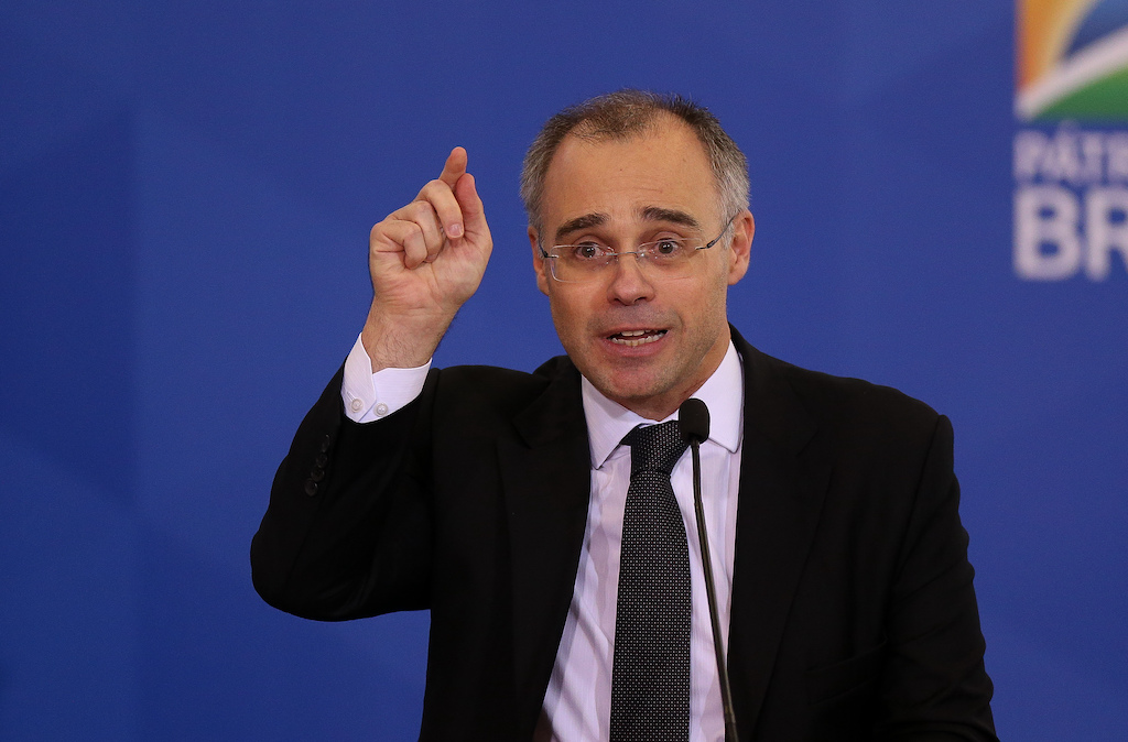 Bolsonaro confirma indicação de André Mendonça ao Supremo