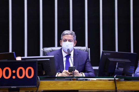 Lira corre risco desnecessário ao colar em Bolsonaro