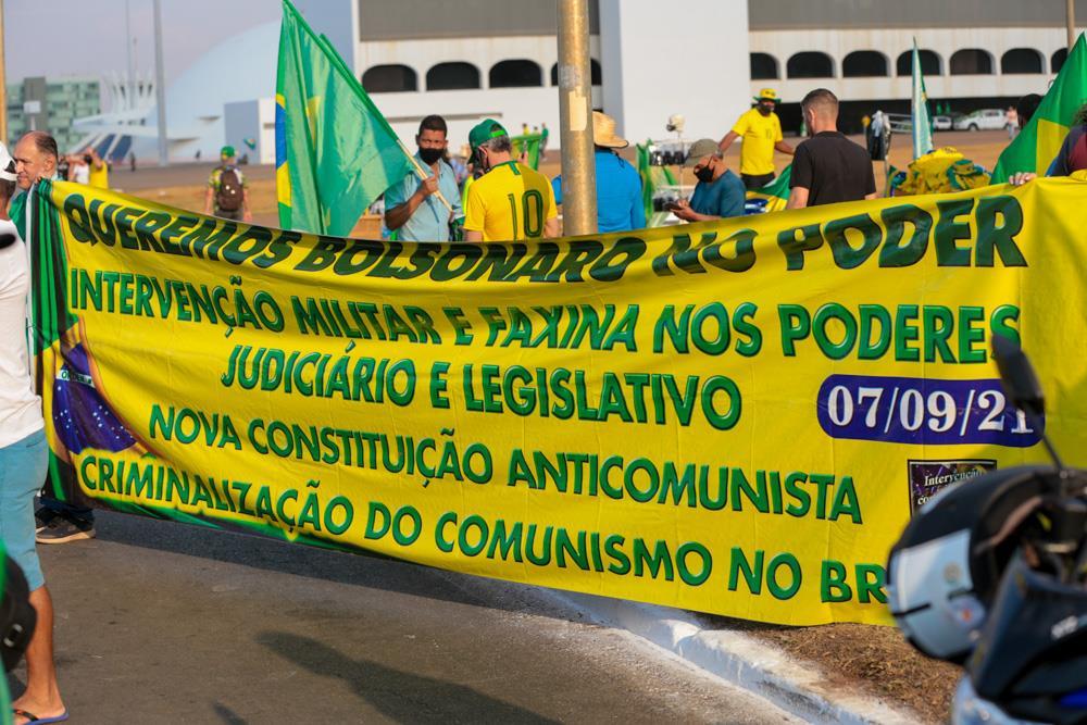 Às vésperas de protestos, Bolsonaro edita MP que dificulta remoção de conteúdo na internet