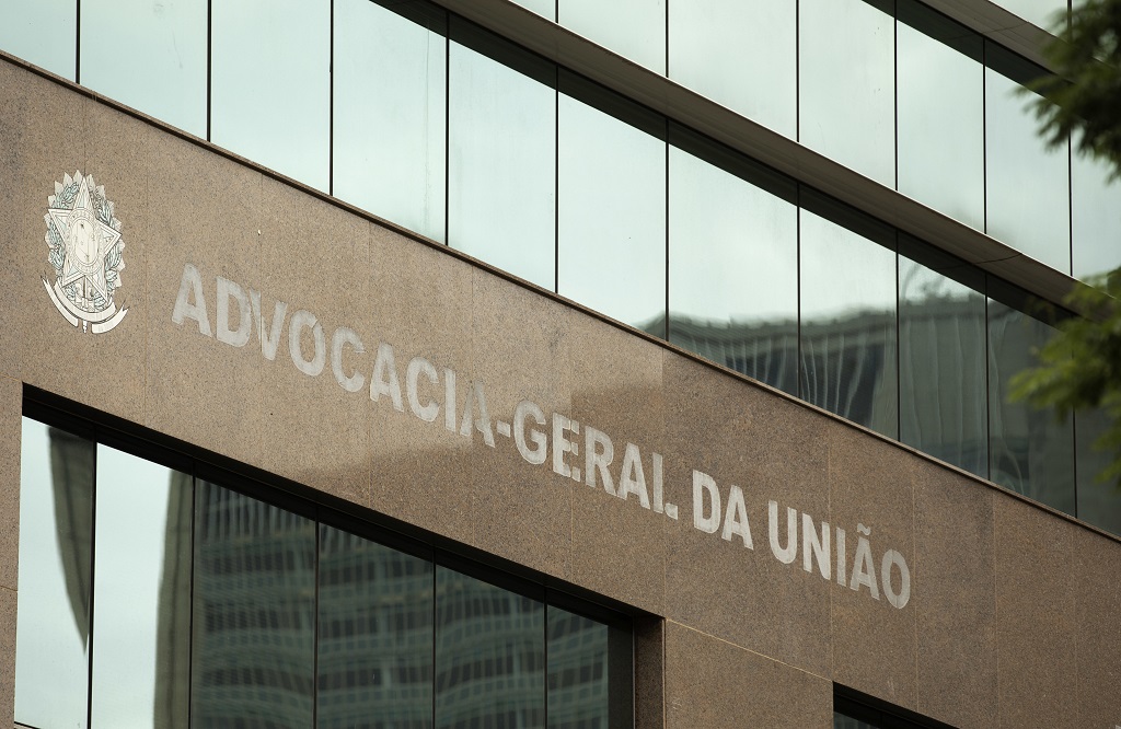 AGU diz ao Supremo que MP das fake news impede censura prévia