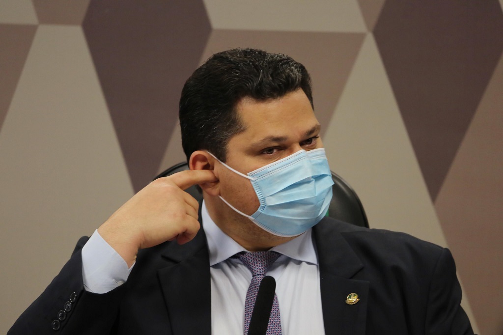 Alcolumbre diz que “turbulência política” atrasa sabatina de André Mendonça