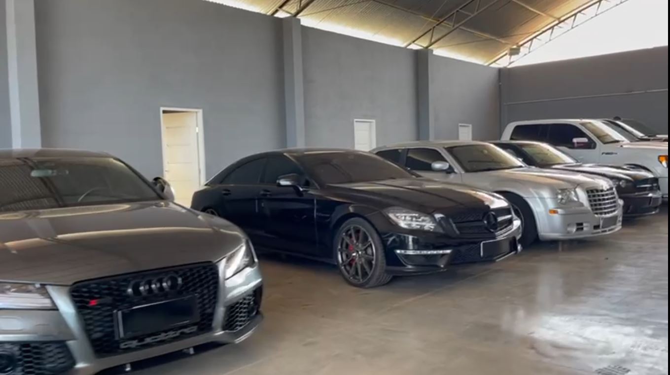 Foram apreendidos 12 veículos de luxo no aeródromo do ex-deputado estadual.