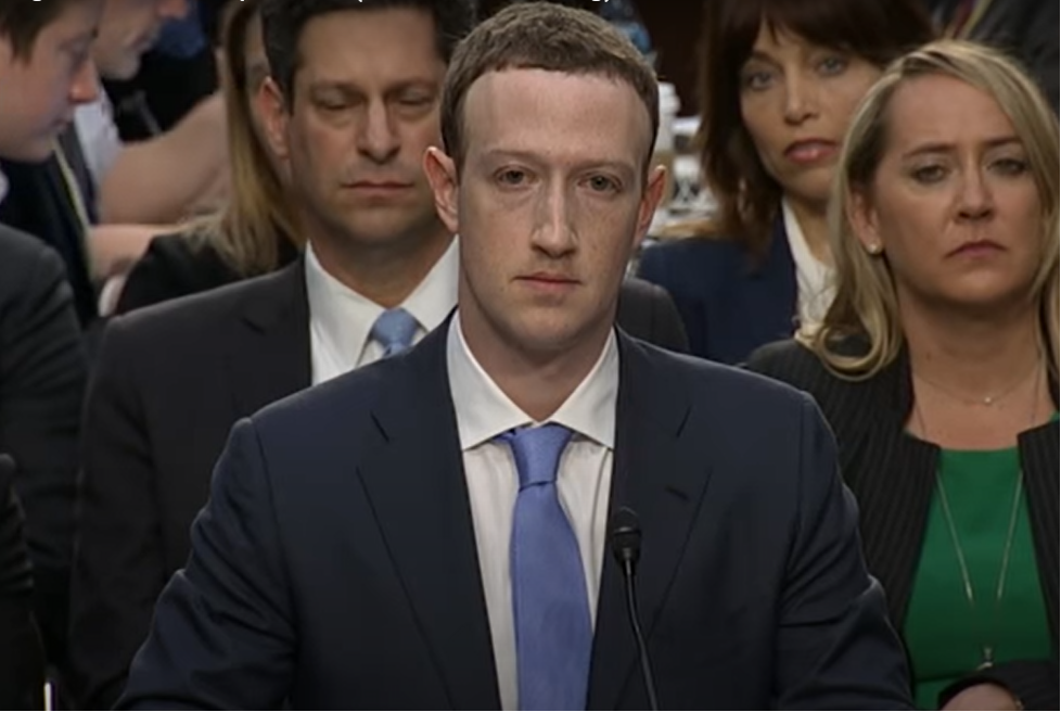 Análise: em crise, Facebook deu resposta a reguladores mundiais ao apagar live de Bolsonaro