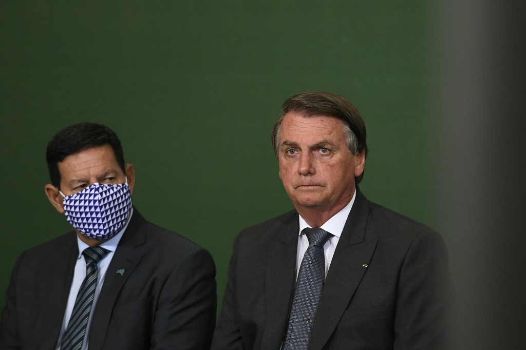 Bolsonaro evita cassação, mas ministros do TSE mandam recados ao presidente