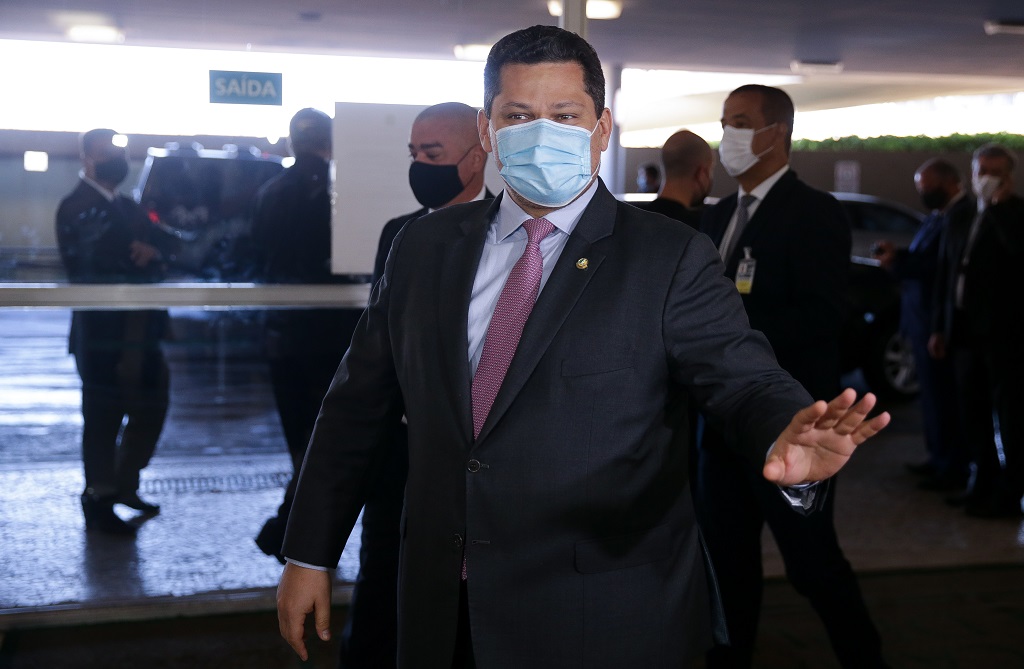 Alcolumbre acredita ter votos para derrubar Mendonça na CCJ