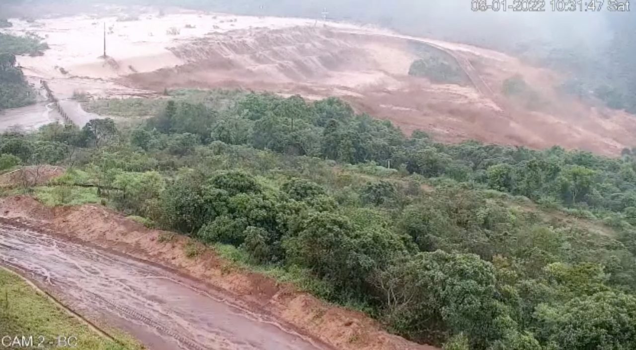Vídeo mostra transbordamento de barragem em Minas