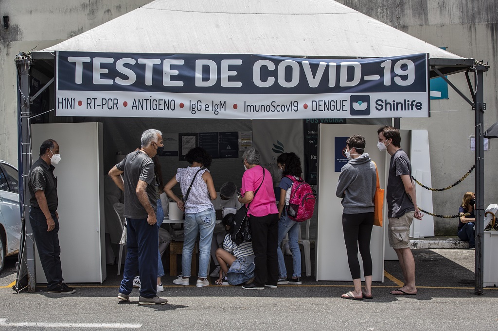 Fila para fazer teste de Covid no estacionamento do mercado Pão de Açúcar, da Teodoro Sampaio, em Pinheiros.