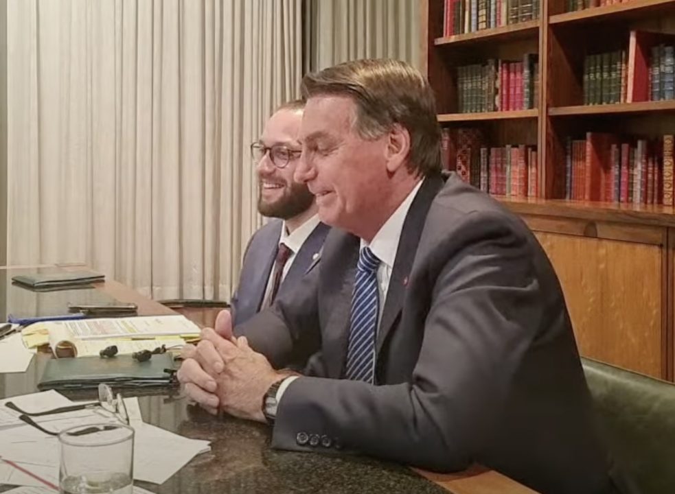 PF: Bolsonaro cometeu crime em live sobre urnas