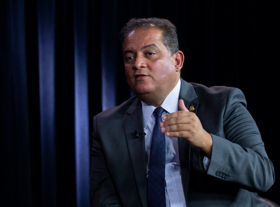 Líder do governo no Congresso pede diálogo, mas cobra China