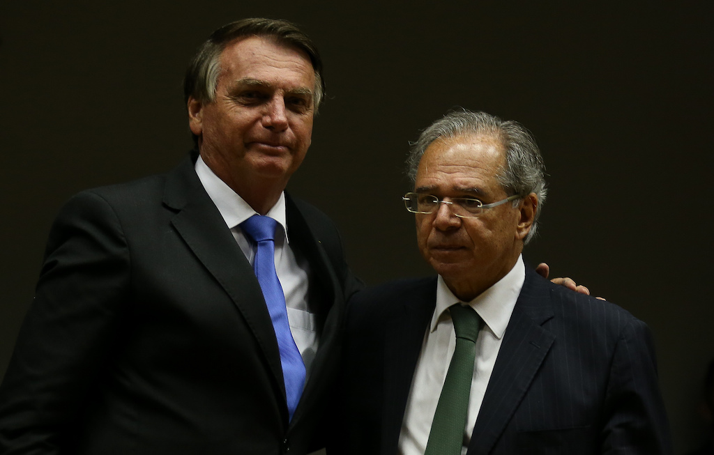Sob novo ataque, Guedes diz que só sai se for demitido