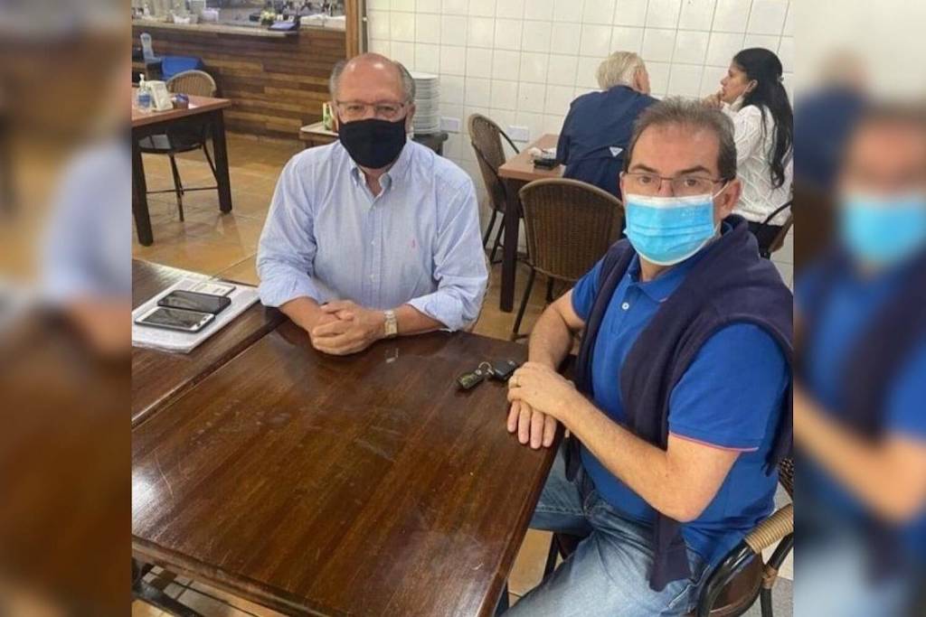 Alckmin diz a aliados que anunciará partido em março