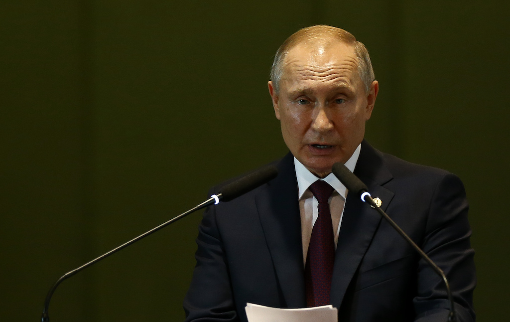 Líderes nas pesquisas para Presidência evitam crítica a Putin