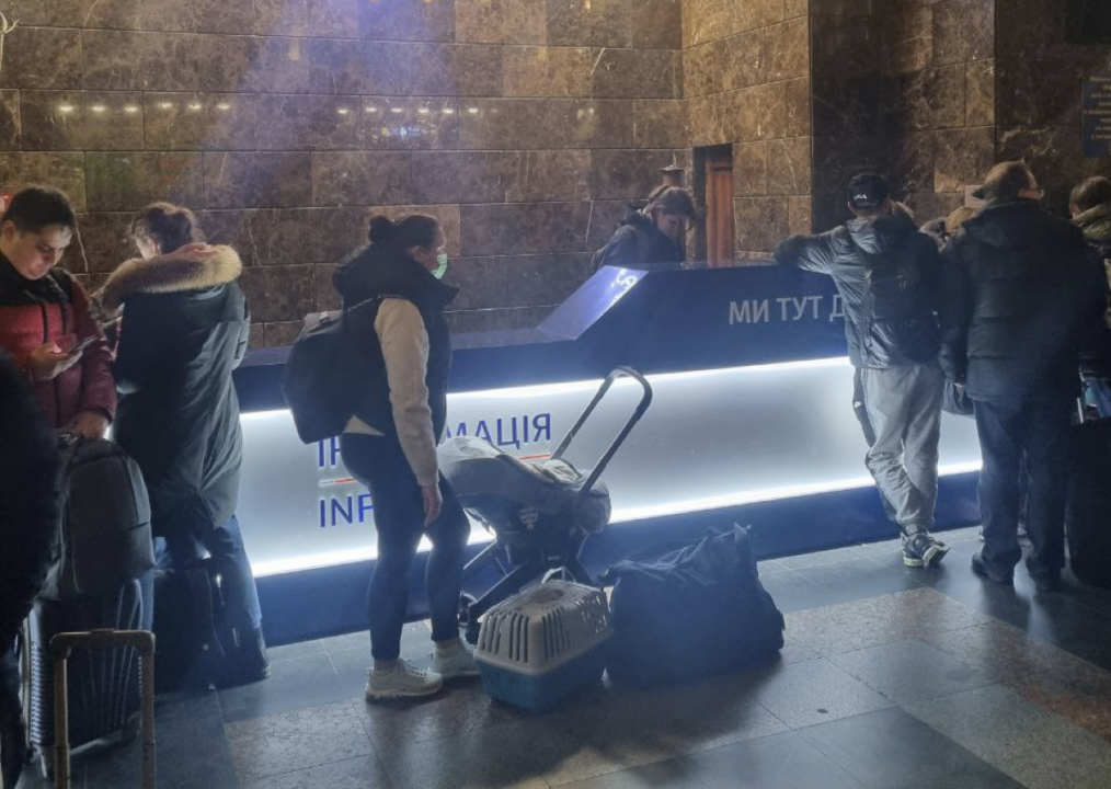 Representante da embaixada do Brasil em Kiev chega à estação de trem