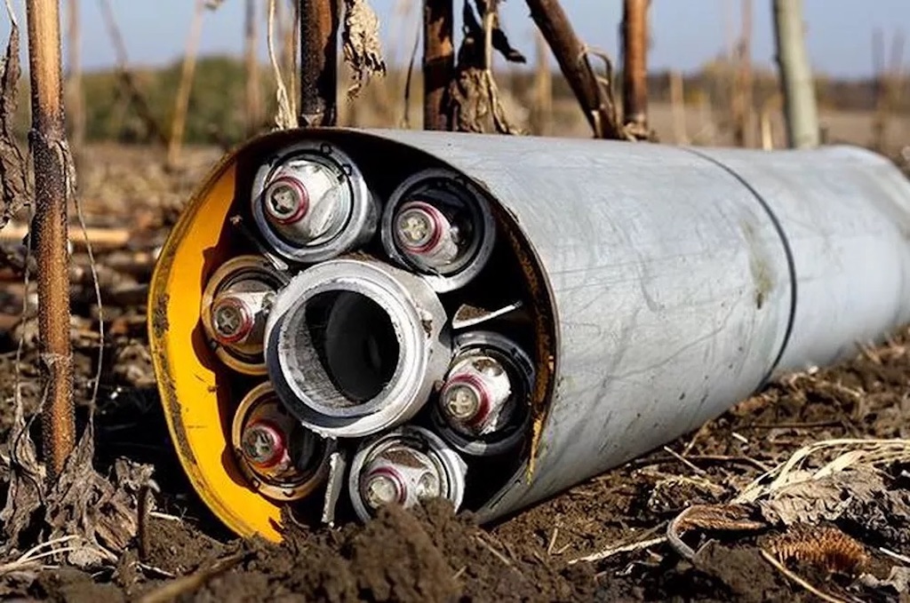 Bomba de fragmentação reunindo muitos outros explosivos