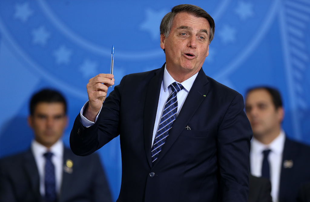 Bolsonaro pede e TSE decide pela censura
