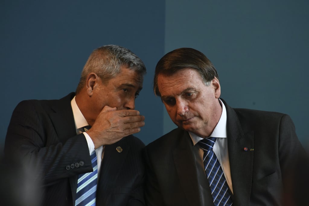 Bolsonaro determina que Braga Netto continue a mandar na Defesa