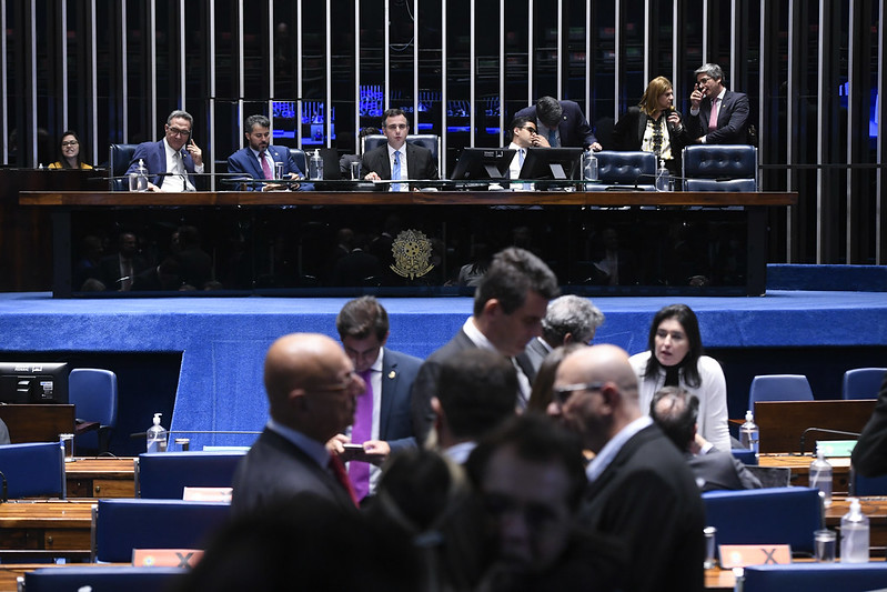 Senado começa a aprovar nomes do pacotão de cargos
