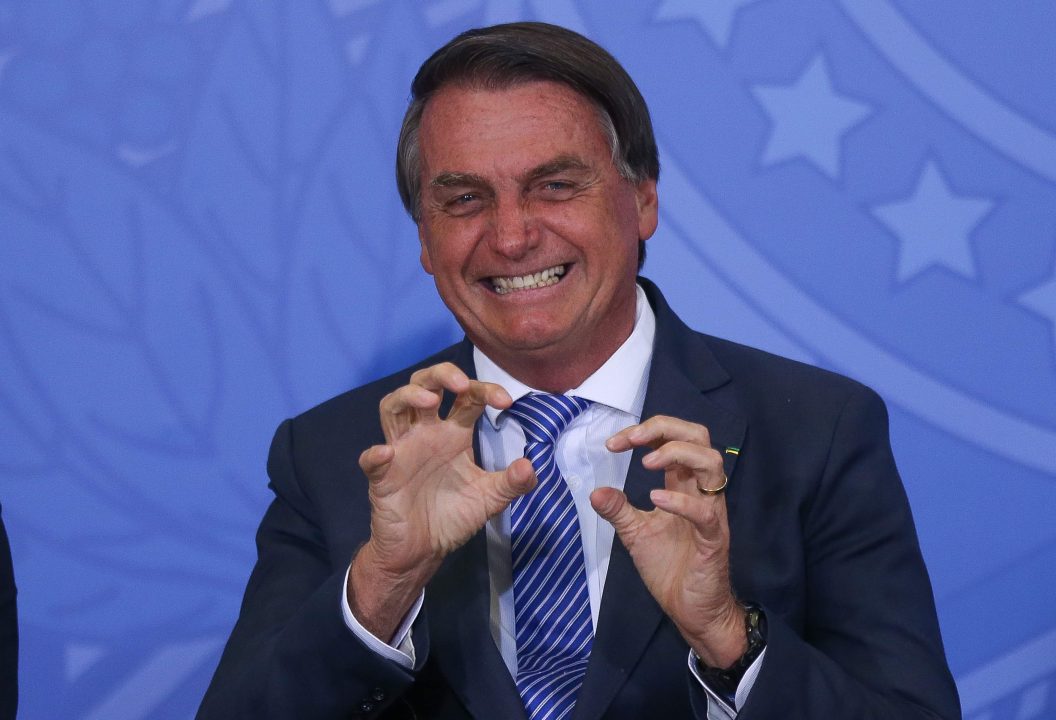 Bolsonaro concede graça a Daniel Silveira