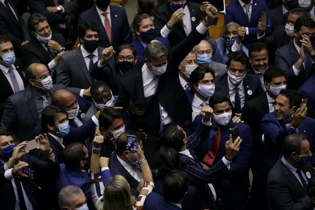 Centrão tratora Anvisa; Sputnik pode ser importada sem análise da agência
