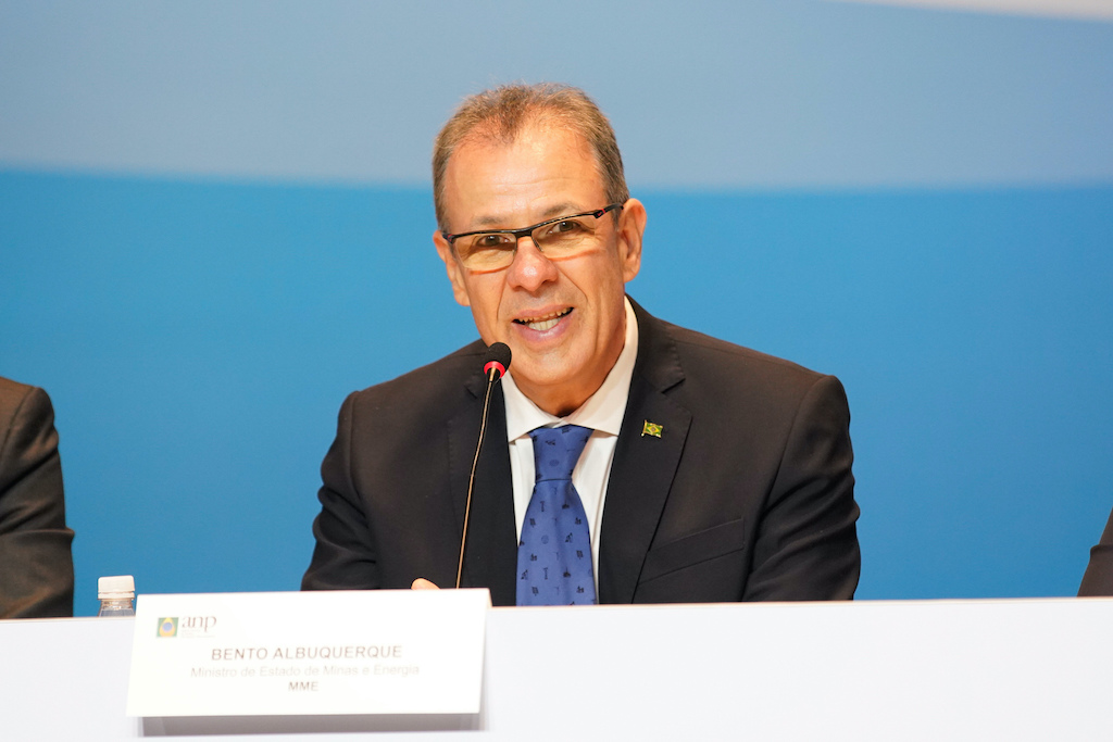 Bolsonaro enquadra ministro de Minas e Energia