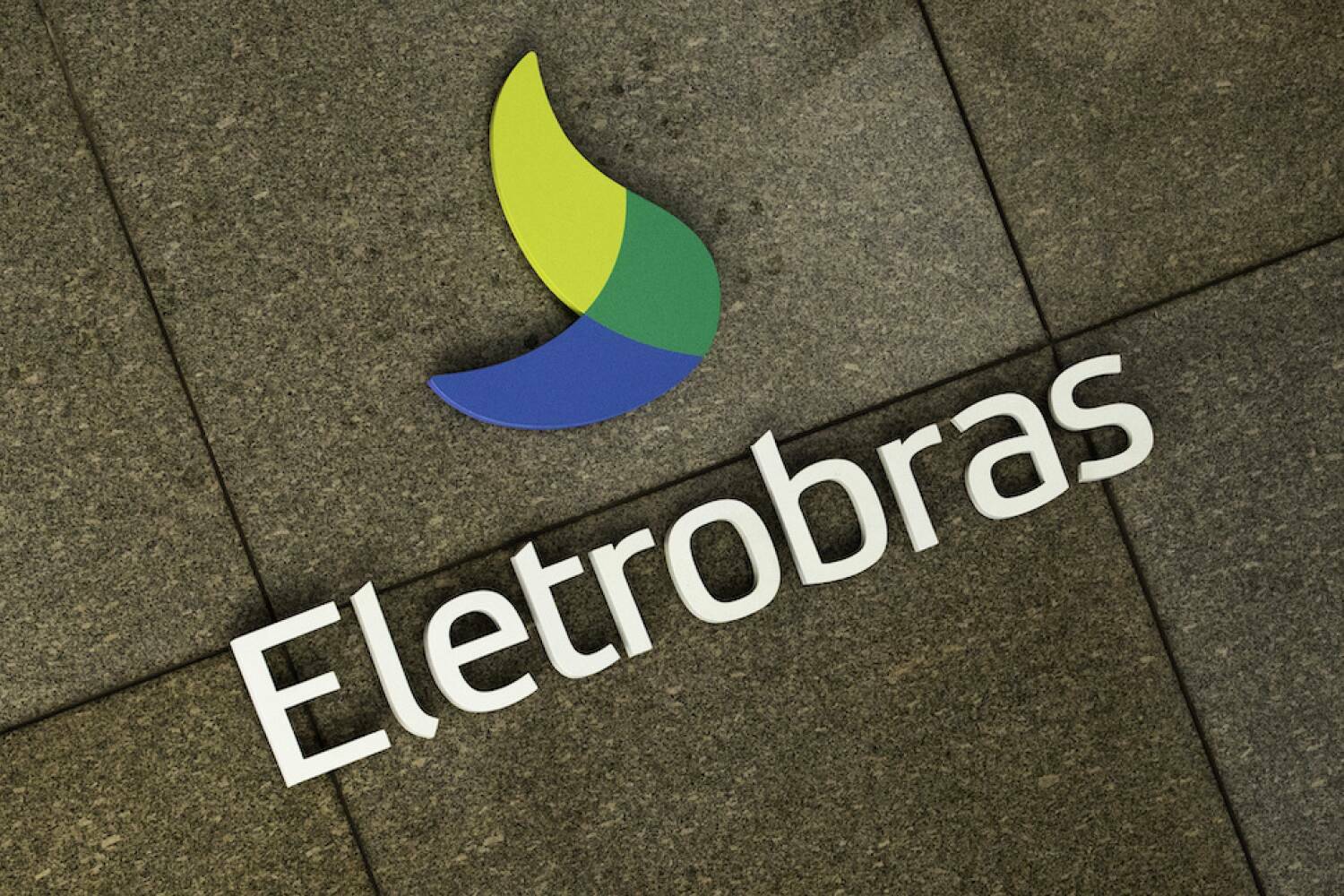 TCU aprova privatização da Eletrobras