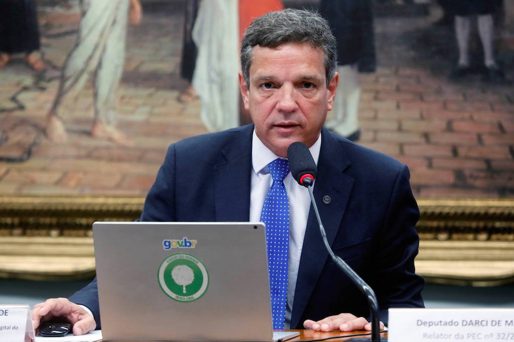 Falta currículo a Paes de Andrade