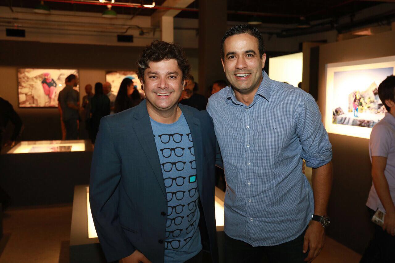 Augusto e Bruno Reis, atual prefeito de Salvador, durante exposição do jornalista, em 2017.