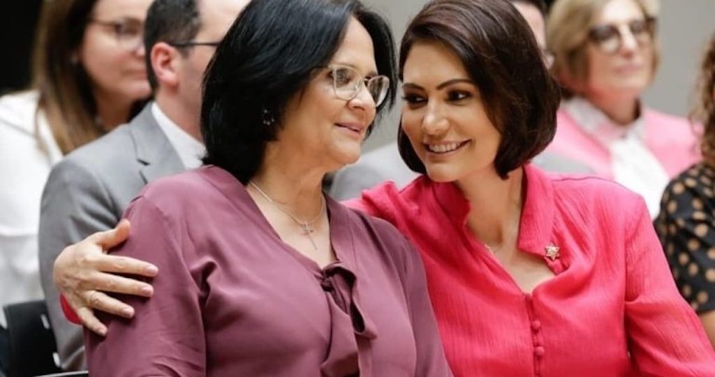 Com apoio de Michelle, Damares trai Bolsonaro