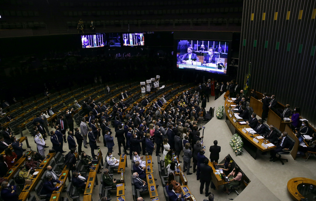 Senado aprova MP que libera importação de vacinas do centrão