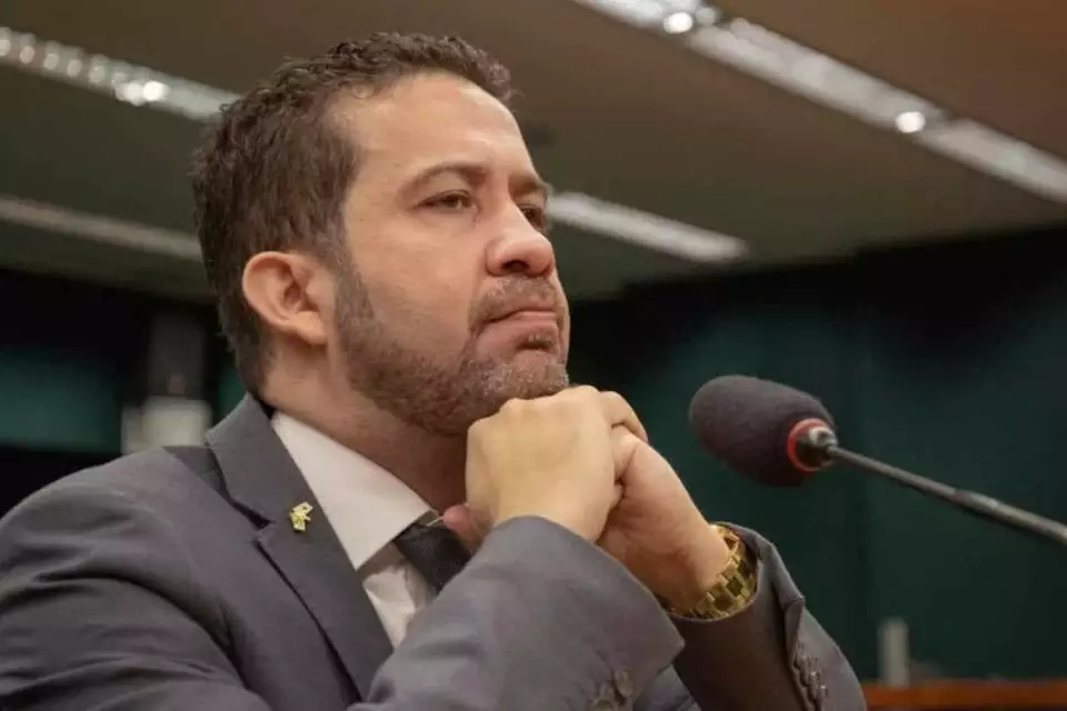 TSE começa por Janones