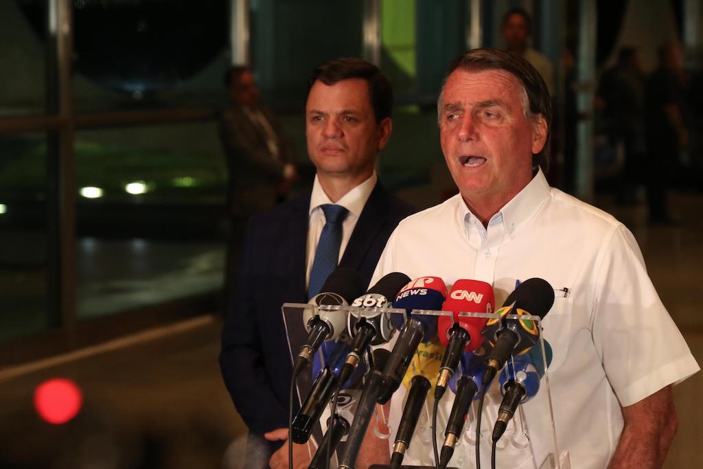 Sem continência para Bolsonaro