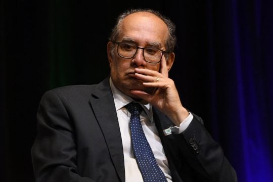 Gilmar fica sozinho
