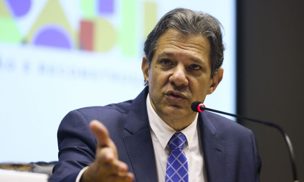 Por trás dos elogios