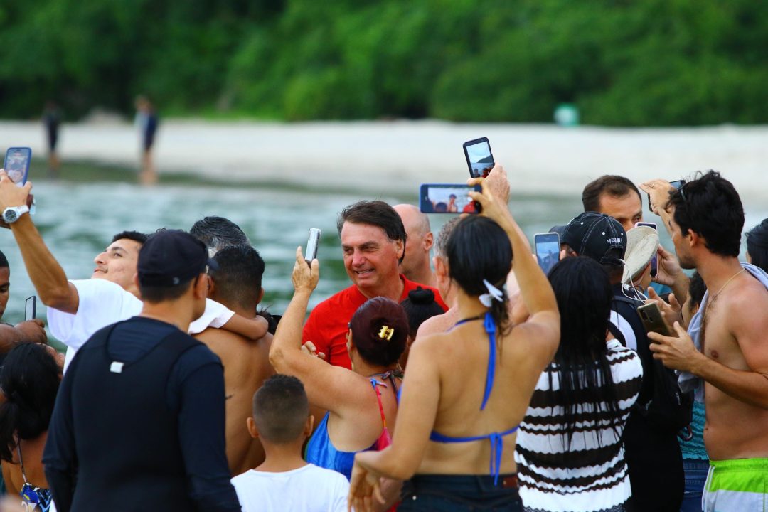 Bolsonaro ataca distanciamento social