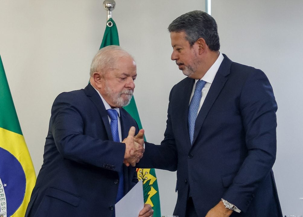 Alguém terá de ceder