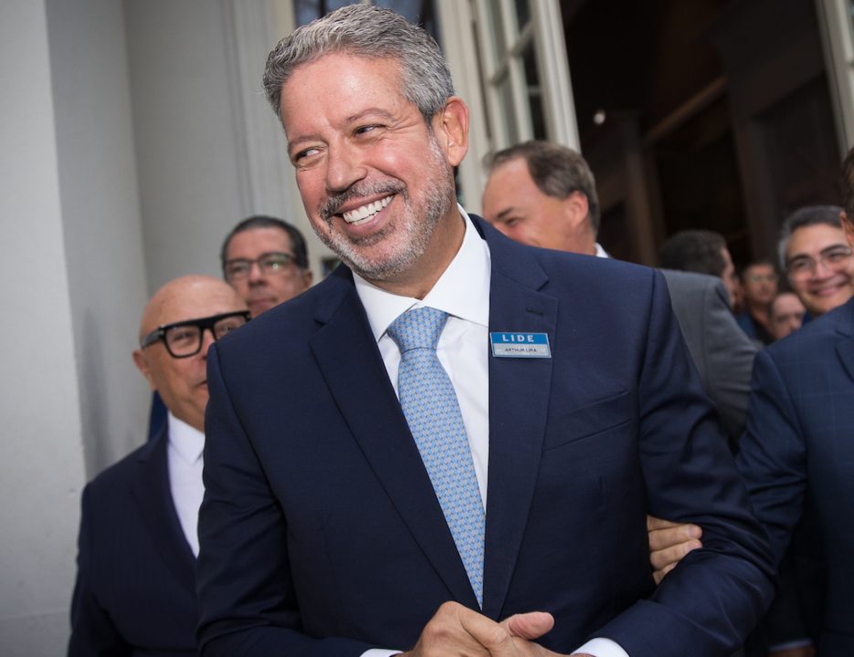 Avança, mas no limite
