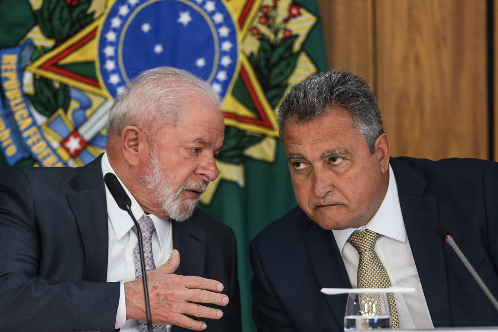 Obras paradas e bagunçadas