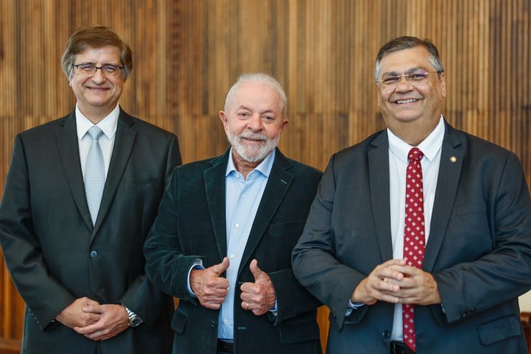 Lula vai de Dino e Gonet