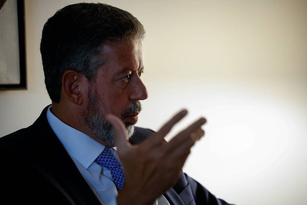 Lira faz cálculos