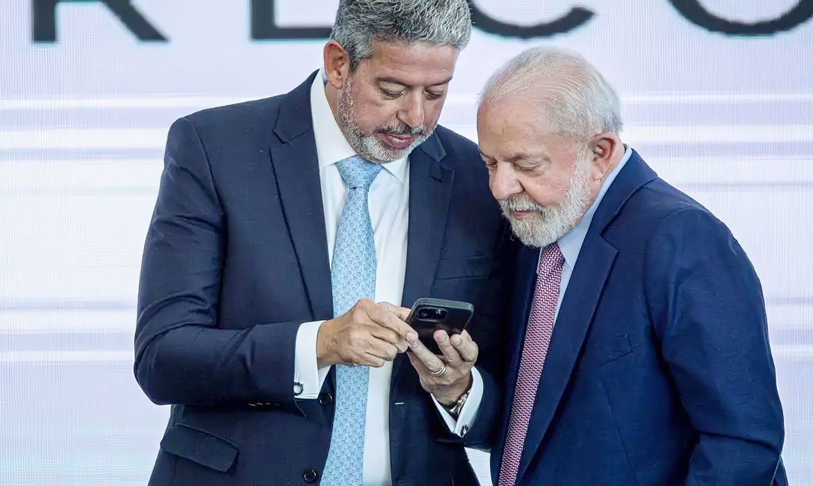 Lira se mexe, Renan reclama