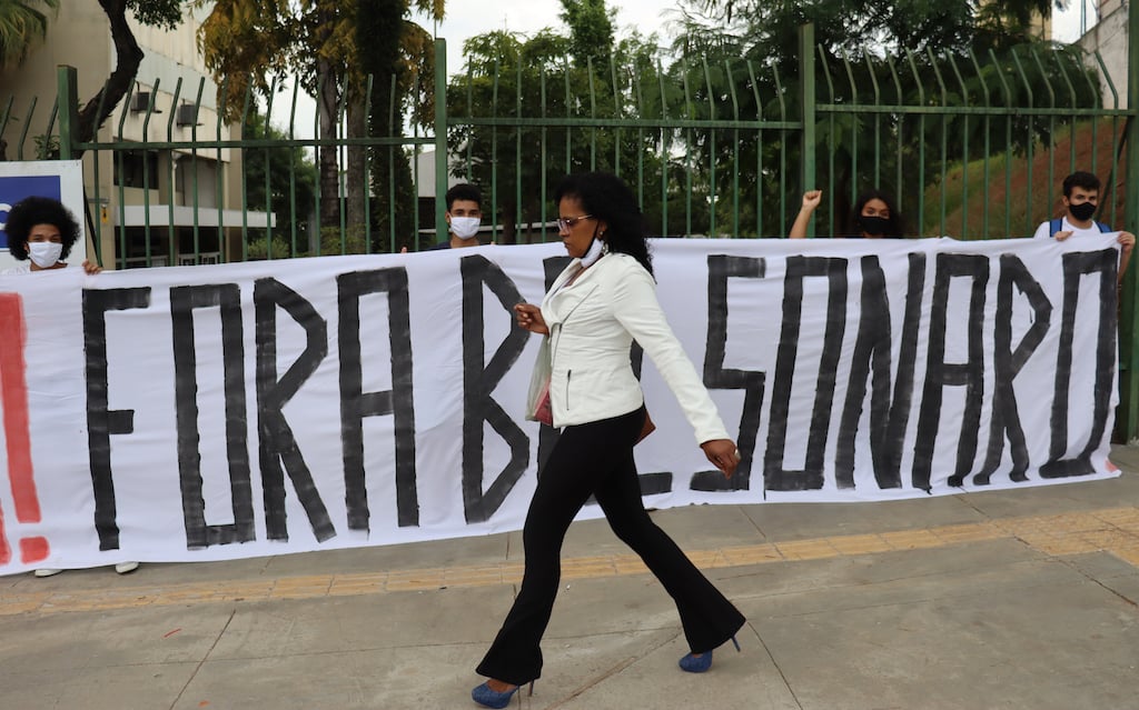 Nove partidos, do centro à esquerda, querem reforçar pedido de impeachment