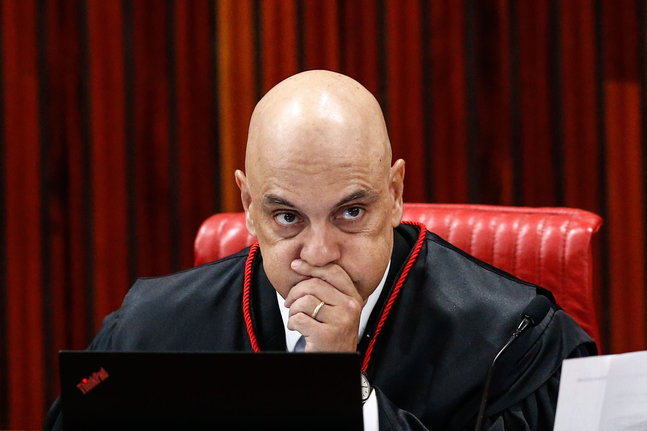 Em impedimento