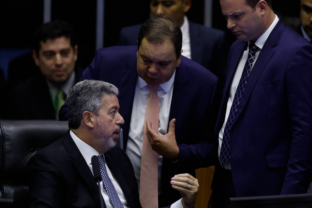 Os acenos de Lira