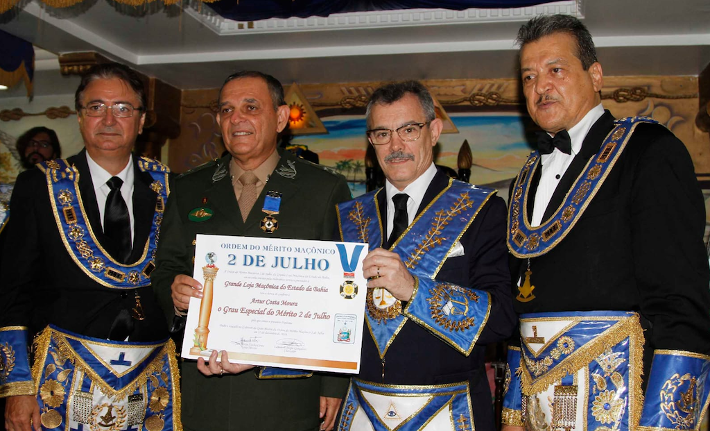 Baltazar e José Tércio, respectivamente, são os dois homens mais à direita na foto.