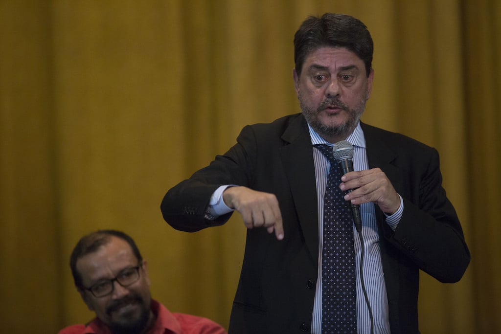 Vai brigar sozinho